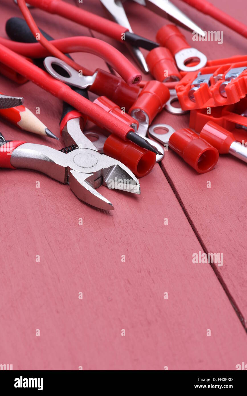 Werkzeuge und Zubehör in elektrischen Anlagen auf hölzernen Hintergrund verwenden Stockfoto