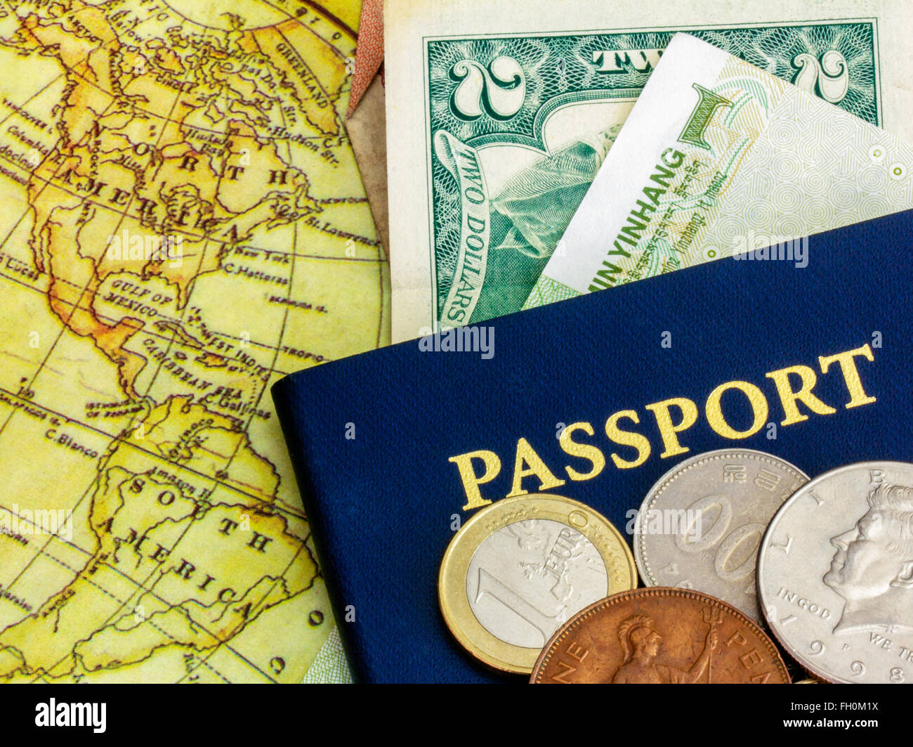 Reisepass mit Weltwährung und Karte von Amerika Stockfoto