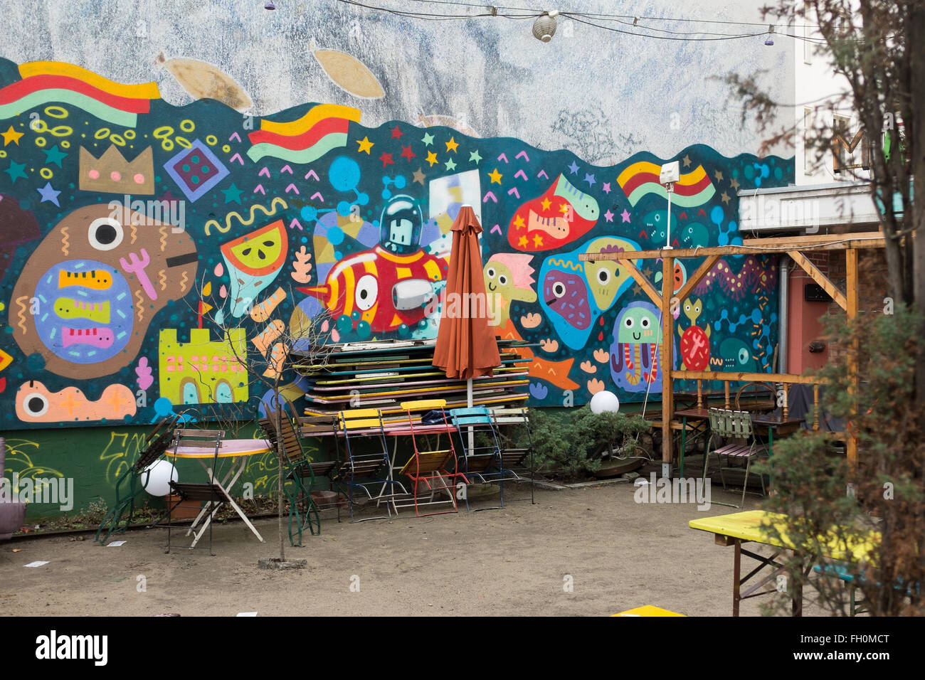 BERLIN, Februar 22: Eine Bar mit Terrasse im Gebäude in der Invalidenstraße in Berlin-Mitte am 22. Februar 2016 "Acud Theater". Stockfoto