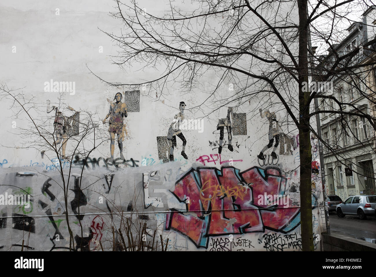 BERLIN, Februar 22: Mauerbau mit street-Art "Es ist Zeit um zu tanzen" von SOBR in der Torstraße in Berlin-Mitte am 13. Februar Stockfoto