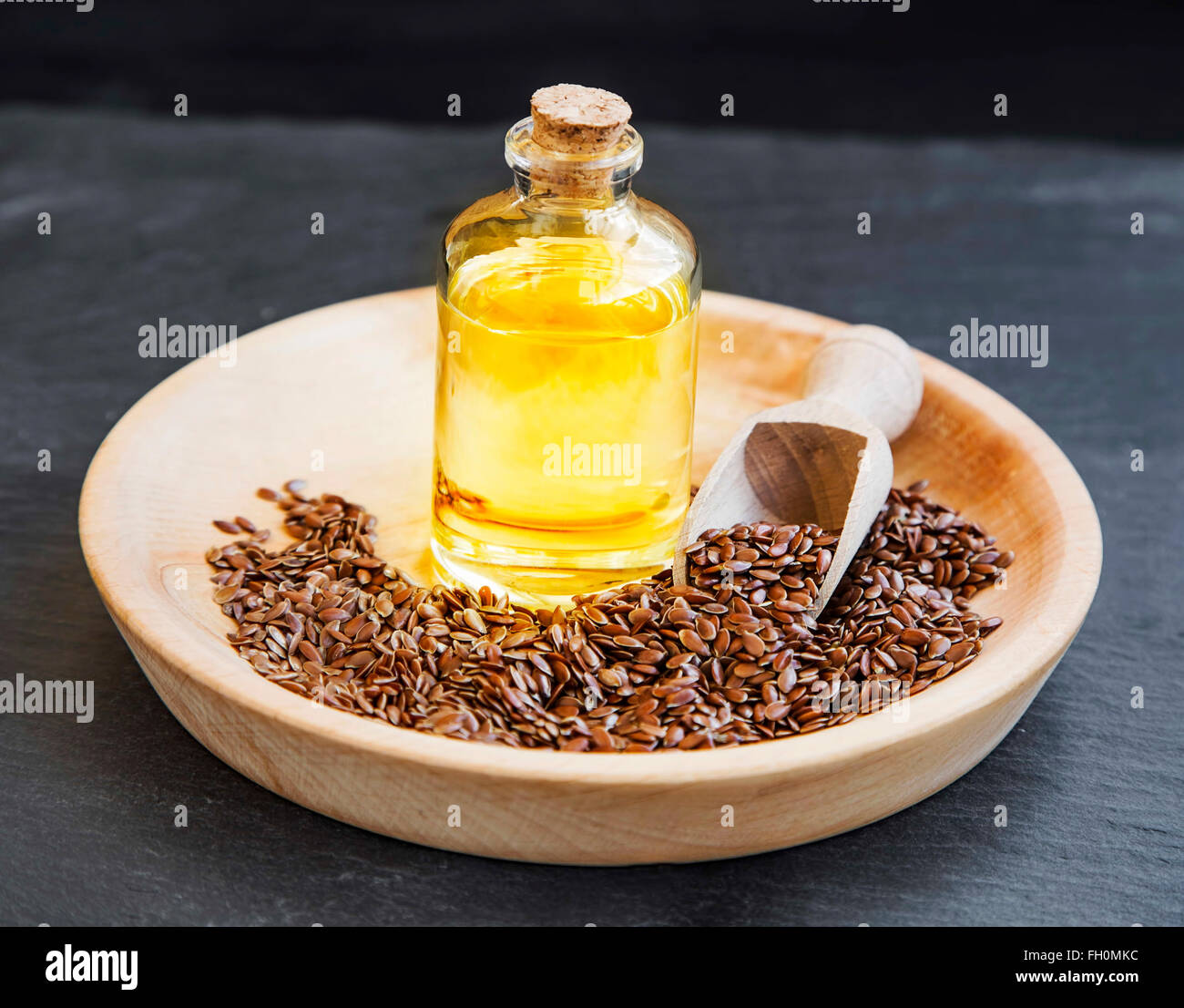 Leinsamen-Öl in durchsichtige Flasche mit Leinsamen Stockfoto