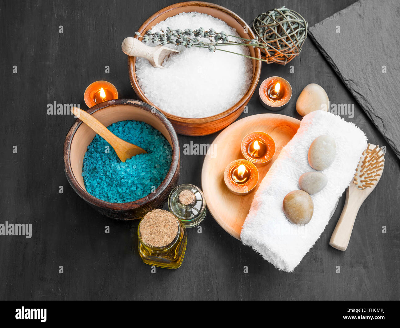 Spa-Stillleben mit Meersalz und Lavendel, Handtücher, Duft Kerzen und Öl Bad Stockfoto