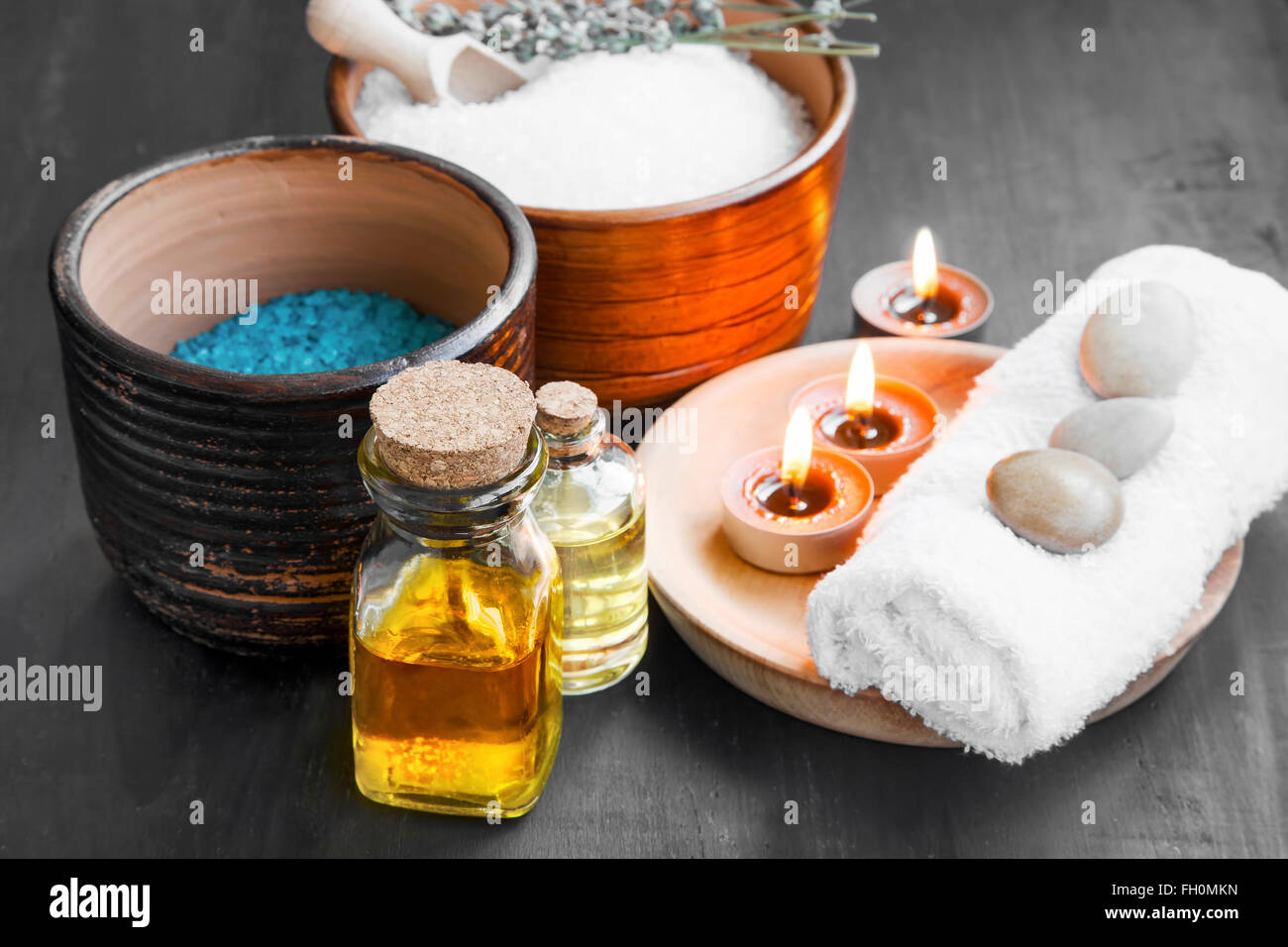 Spa-Stillleben mit Meersalz und Lavendel, Handtücher, Duft Kerzen und Öl Bad Stockfoto