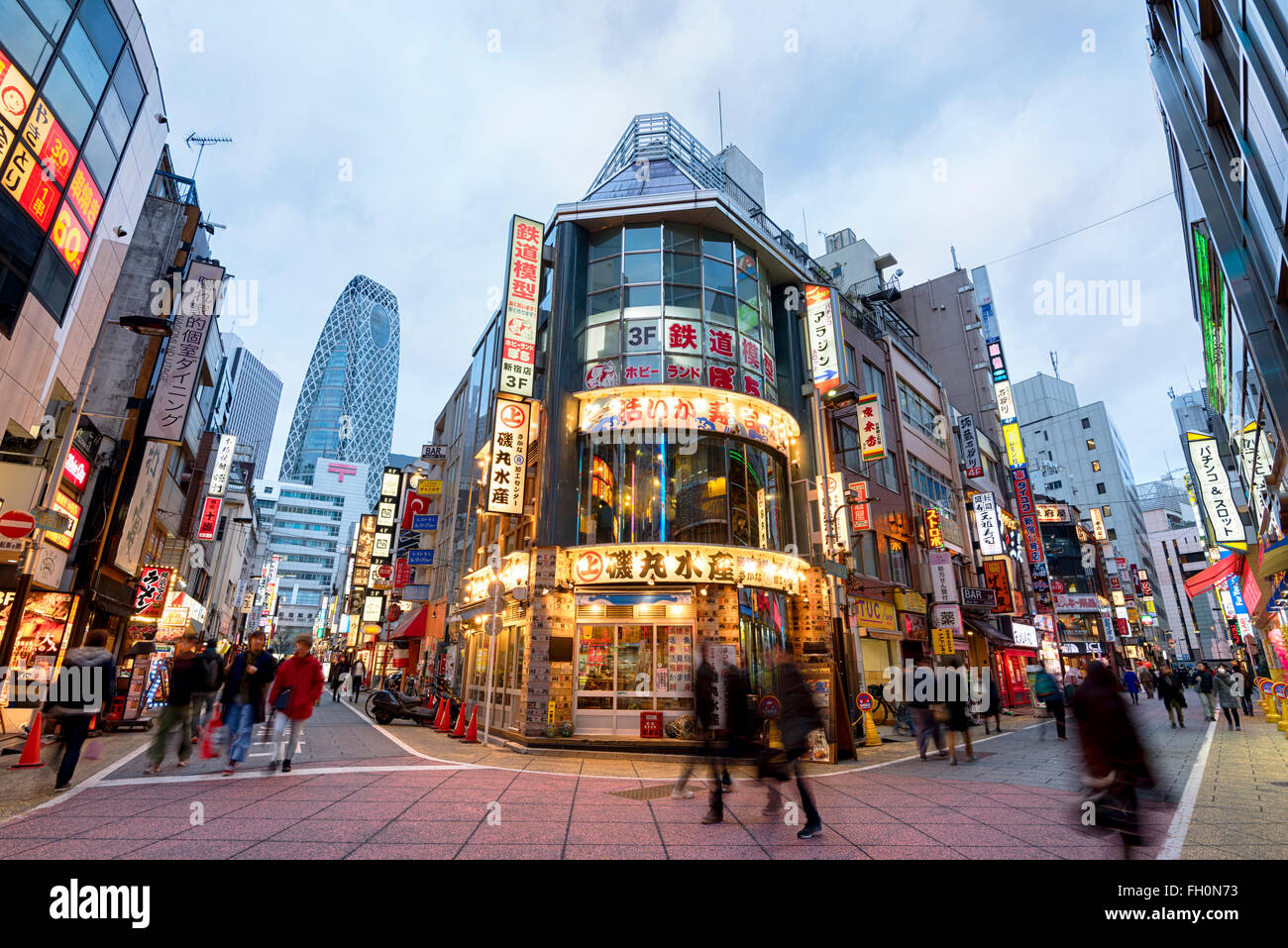 Tokyo; Japan - Januar 11; 2016: Straßenansicht von Nishi-Shinjuku Shopping Straße mit mehreren japanischen Restaurants an den Seiten. M Stockfoto