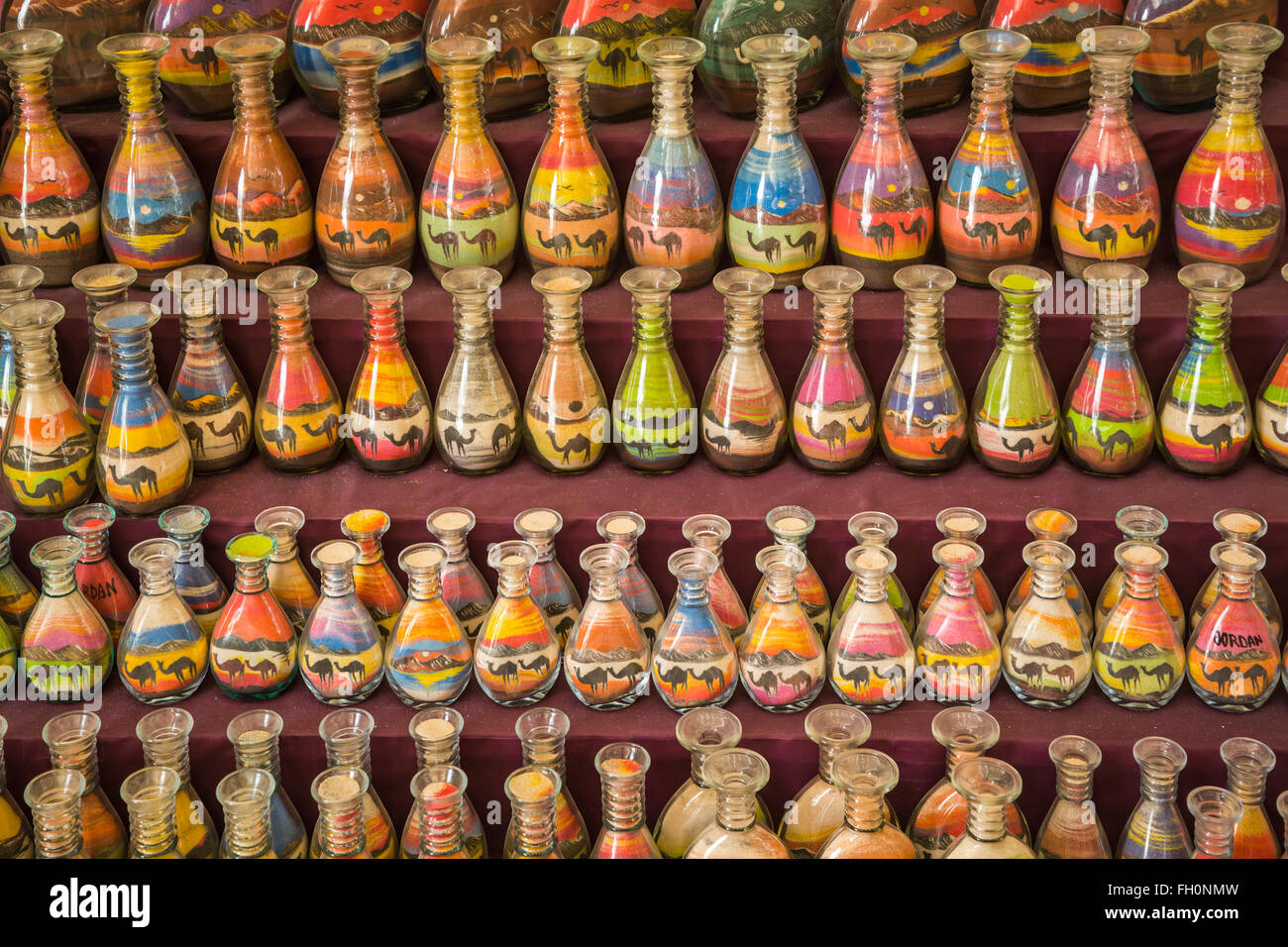 Sand Flasche Kunst in einem Markt Shop in das Visitor Center des historischen Jerash Website, Haschemitischen Königreich Jordanien, Naher Osten Stockfoto