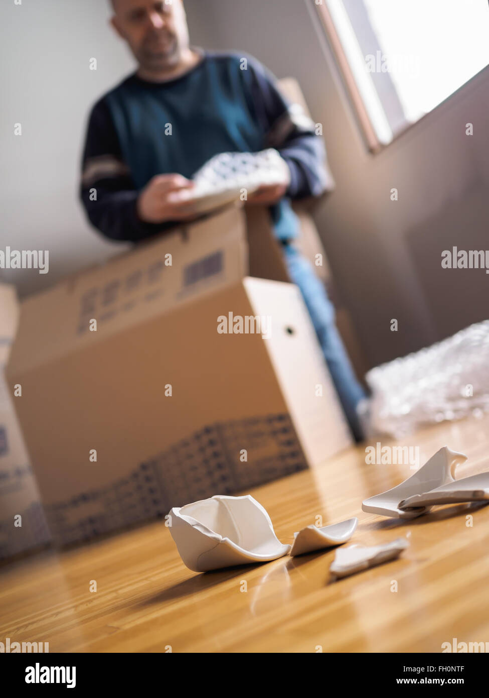Kaffeetasse Erdgeschoss Mann Verpackungskasten auf Hintergrund gebrochen Stockfoto