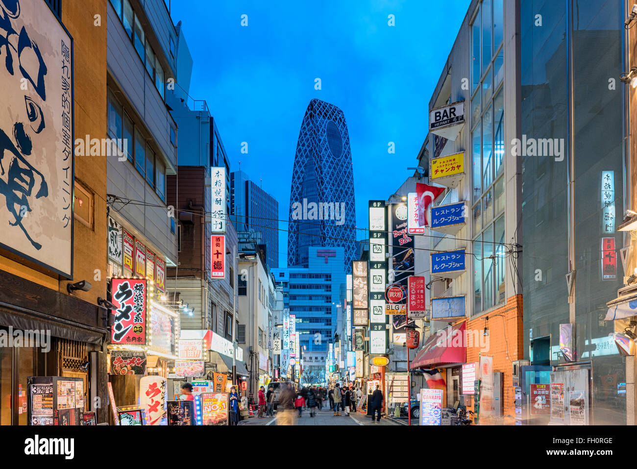 Tokyo; Japan - Januar 11; 2016: Straßenansicht von Nishi-Shinjuku Shopping Straße mit mehreren japanischen Restaurants an den Seiten. Stockfoto