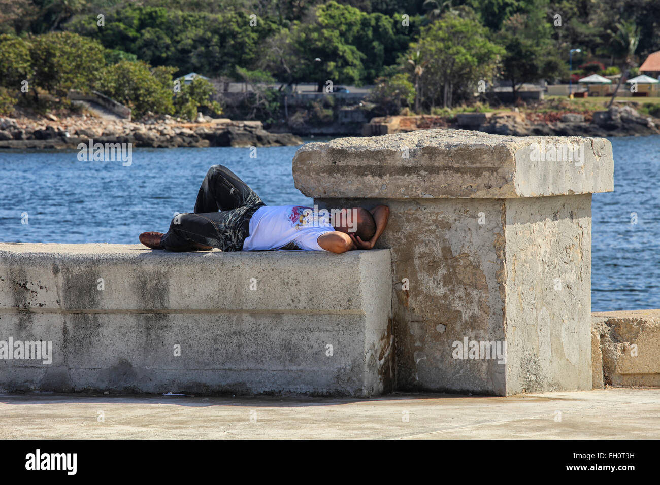 Man ruht auf einer steinernen Brücke in Havanna, Kuba Stockfoto