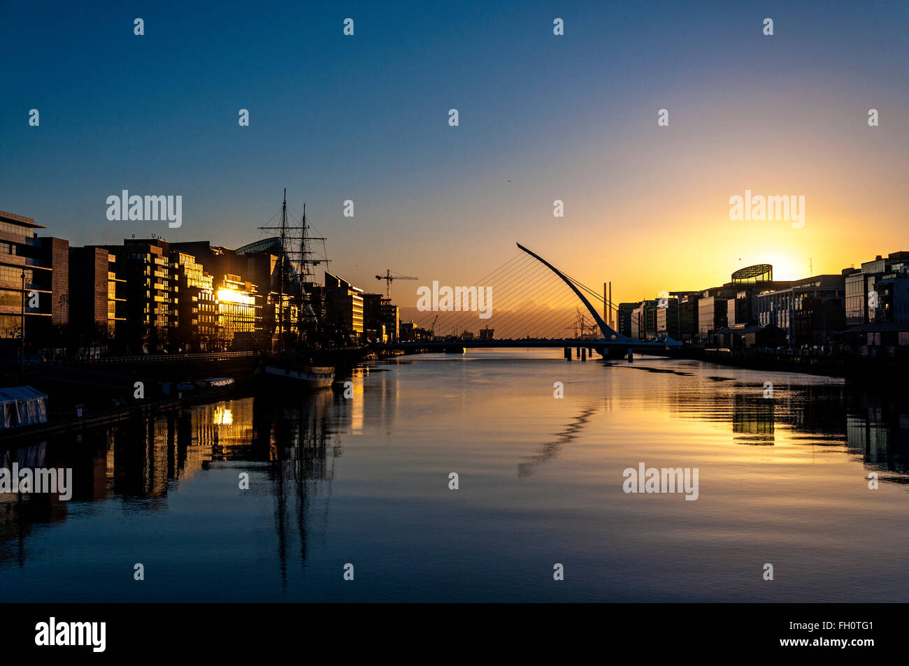 Dublin, Irland. 23. Februar 2016. Tagesanbruch an einem klaren frische Morgen auf den Fluss Liffey in der Hauptstadt. Bildnachweis: Richard Wayman/Alamy Live-Nachrichten Stockfoto