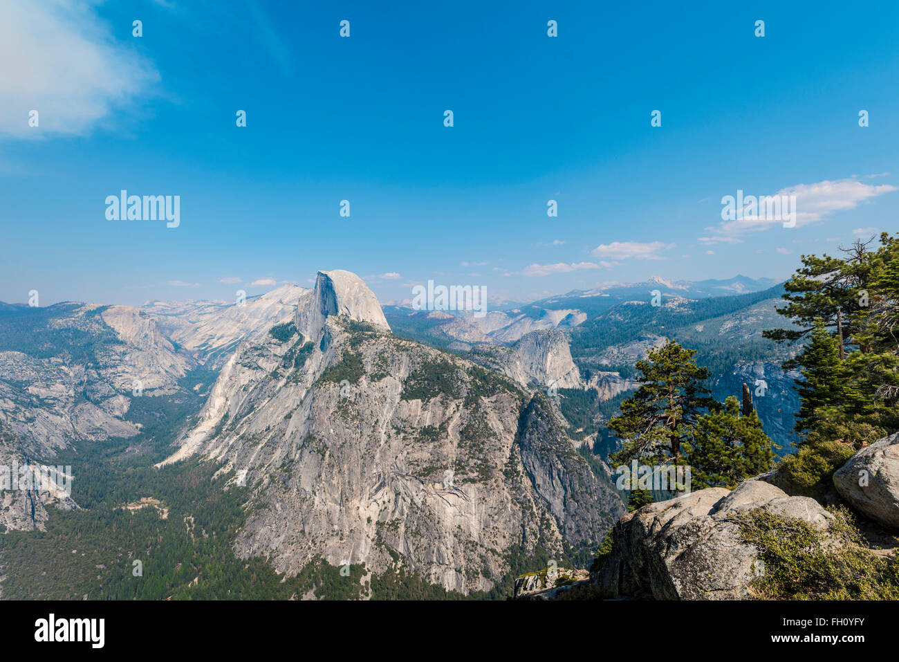 Blick vom Glacier Point auf das Yosemite Tal mit Half Dome, Yosemite-Nationalpark, Kalifornien, USA Stockfoto