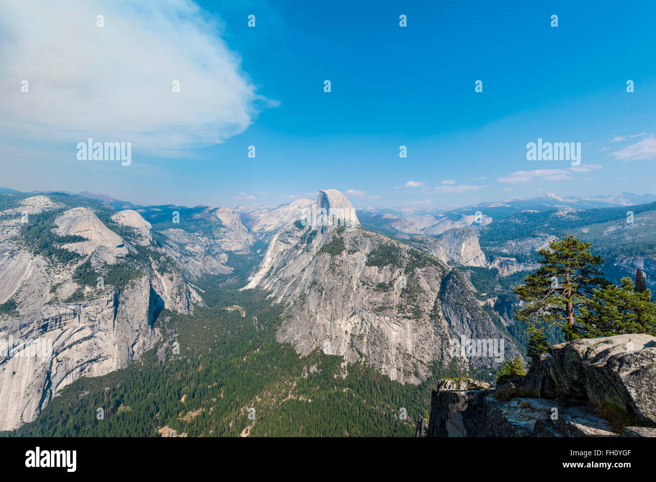 Blick vom Glacier Point auf das Yosemite Tal mit Half Dome, Yosemite-Nationalpark, Kalifornien, USA Stockfoto