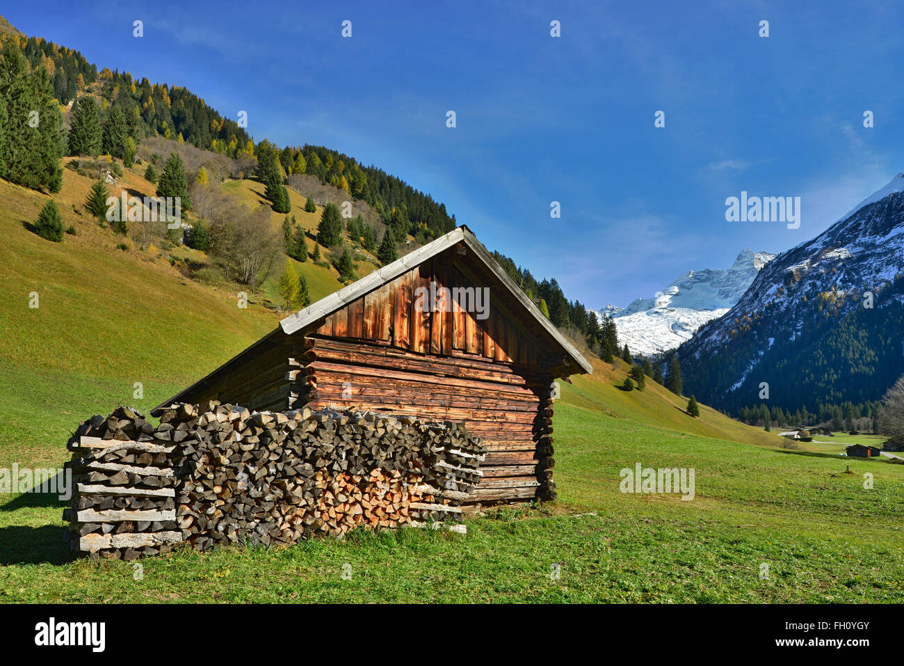 Schuppen Sie, Scheune, hinter Olperer und Nordkante, Innervals, Valsertal, Tirol, Österreich Stockfoto