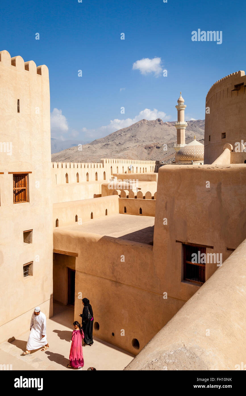 Omanische Touristen in Nizwa Fort, Nizwa, Ad Dakhiliyah Region, Oman Stockfoto