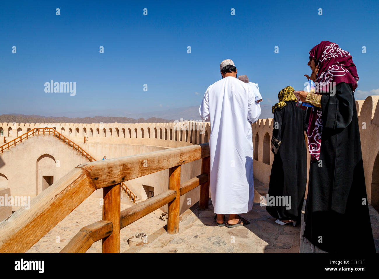 Omanische Touristen in Nizwa Fort, Nizwa, Ad Dakhiliyah Region, Oman Stockfoto