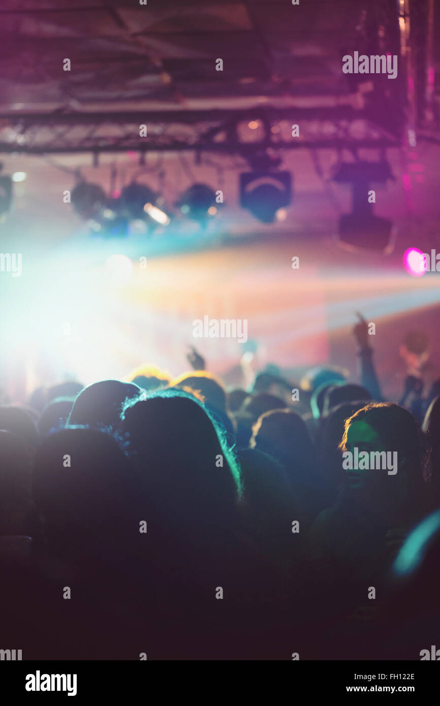 Eine Schar von Studenten feiern und feiern bei einem Musikevent Stockfoto