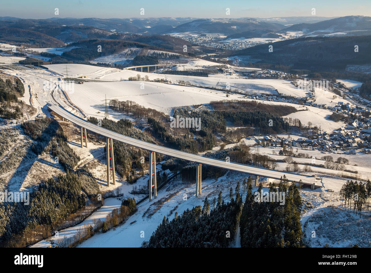 Ausbau der Autobahn A46, Nuttlar Viadukt mit Schnee, Olsberg, Sauerland, Nordrhein-Westfalen, Deutschland Stockfoto