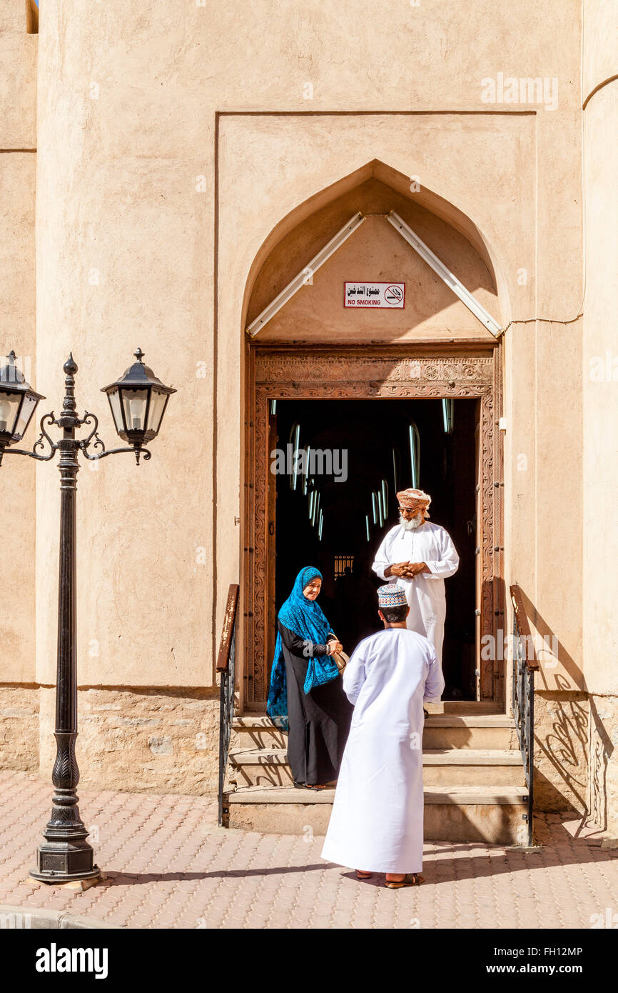 Omanis in Nizwa Souk, Nizwa, Ad Dakhiliyah Region, Oman Stockfoto