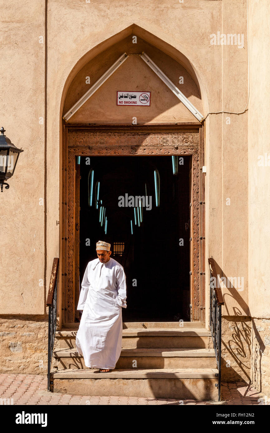 Ein omanischen Mann verlassen den Souk, Nizwa, Ad Dakhiliyah Region, Oman Stockfoto