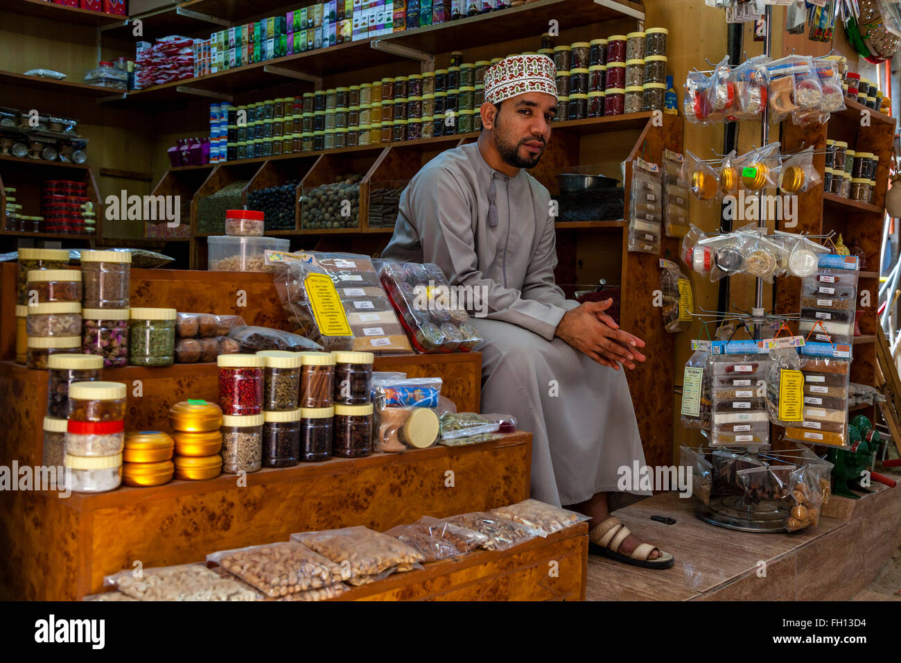 Eine omanische Ladenbesitzer In Nizwa Souk, Nizwa, Ad Dakhiliyah Region, Oman Stockfoto