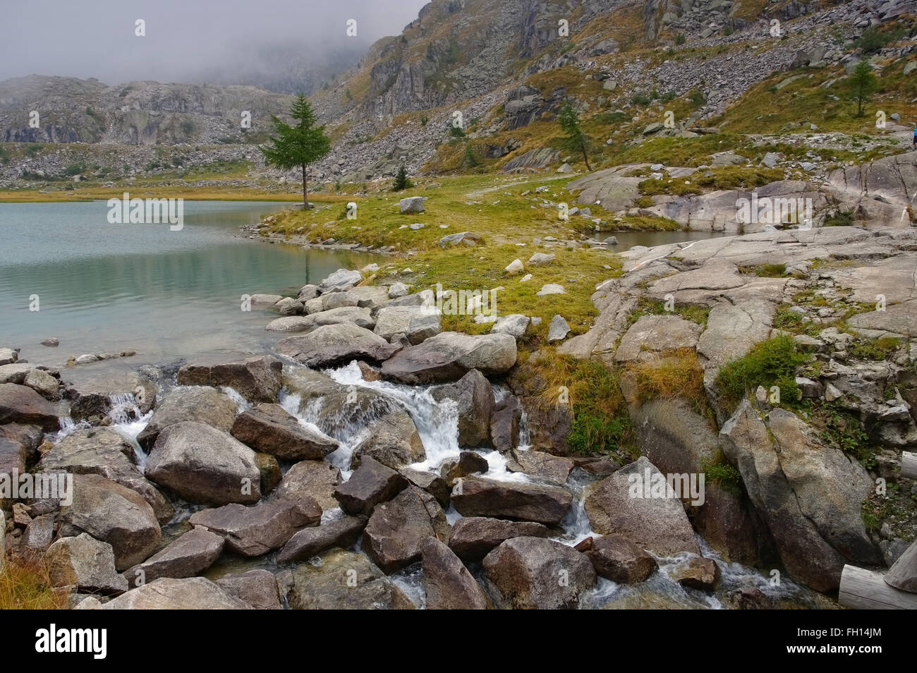 Cornisello See Und Wasserfall - Cornisello See und Wasserfall in Dolomiten, Alpen Stockfoto