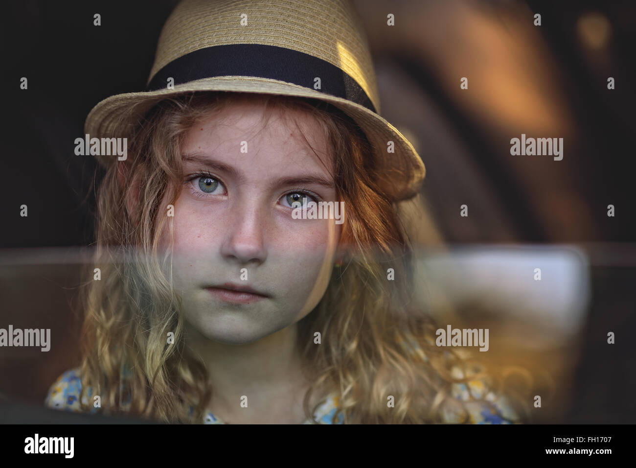 Nachdenklich trauriges Mädchen im Auto Stockfoto