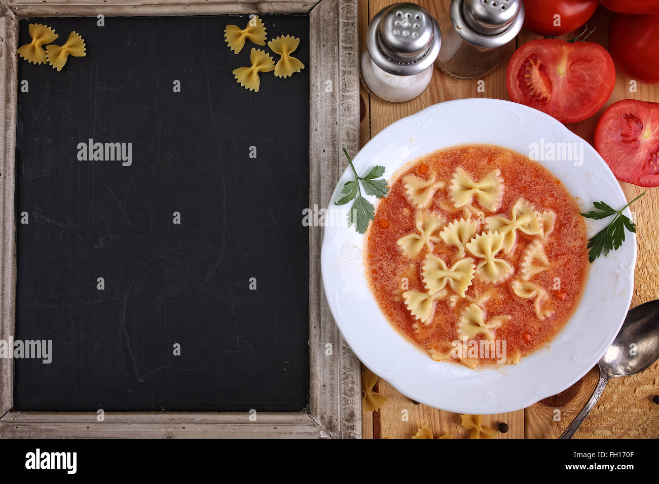 Das Menü im Restaurant - köstliche hausgemachte Tomatensuppe Stockfoto