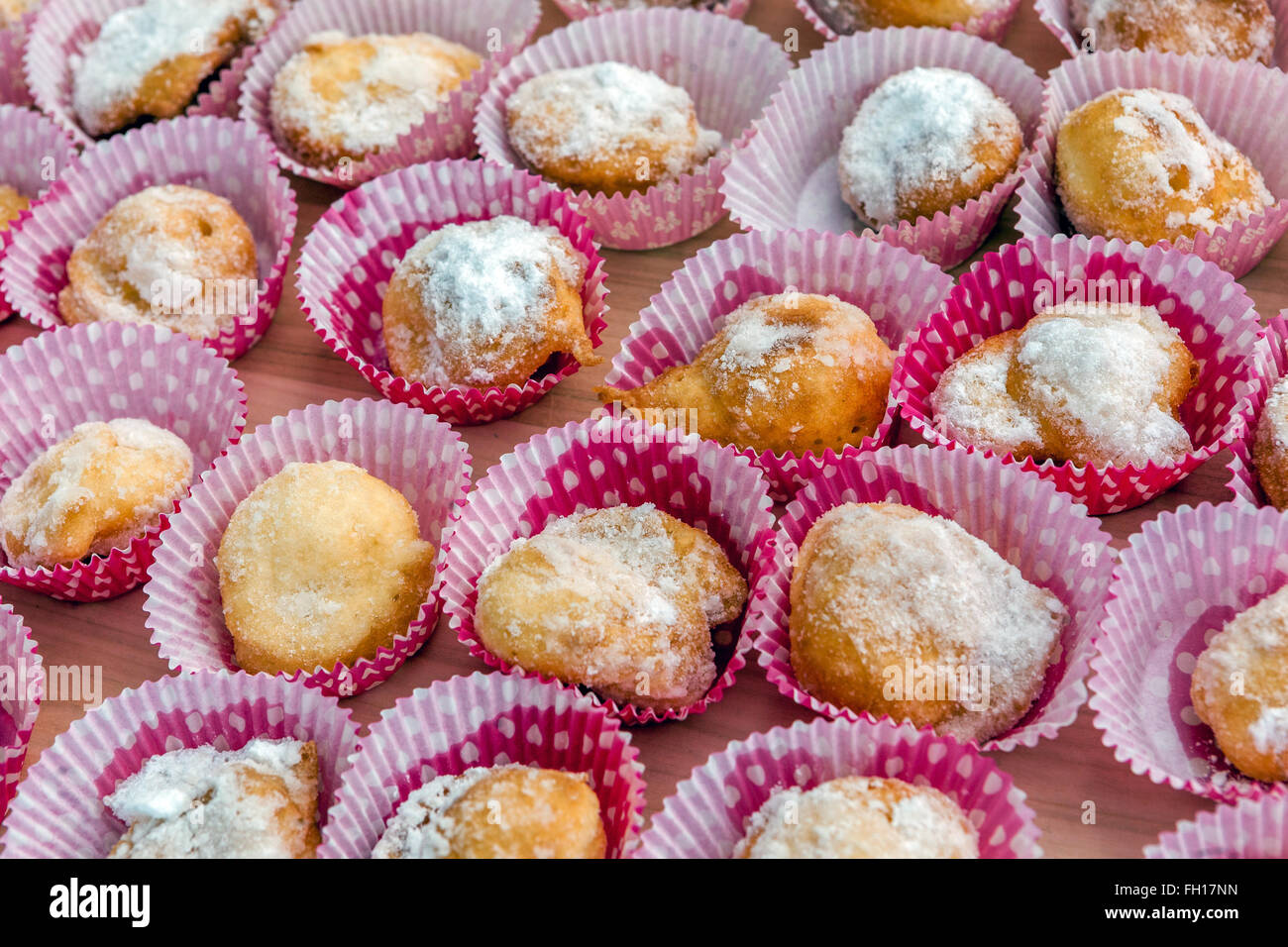 Tschechische hausgemachte süße kleine Krapfen in Papier-Fällen Stockfoto