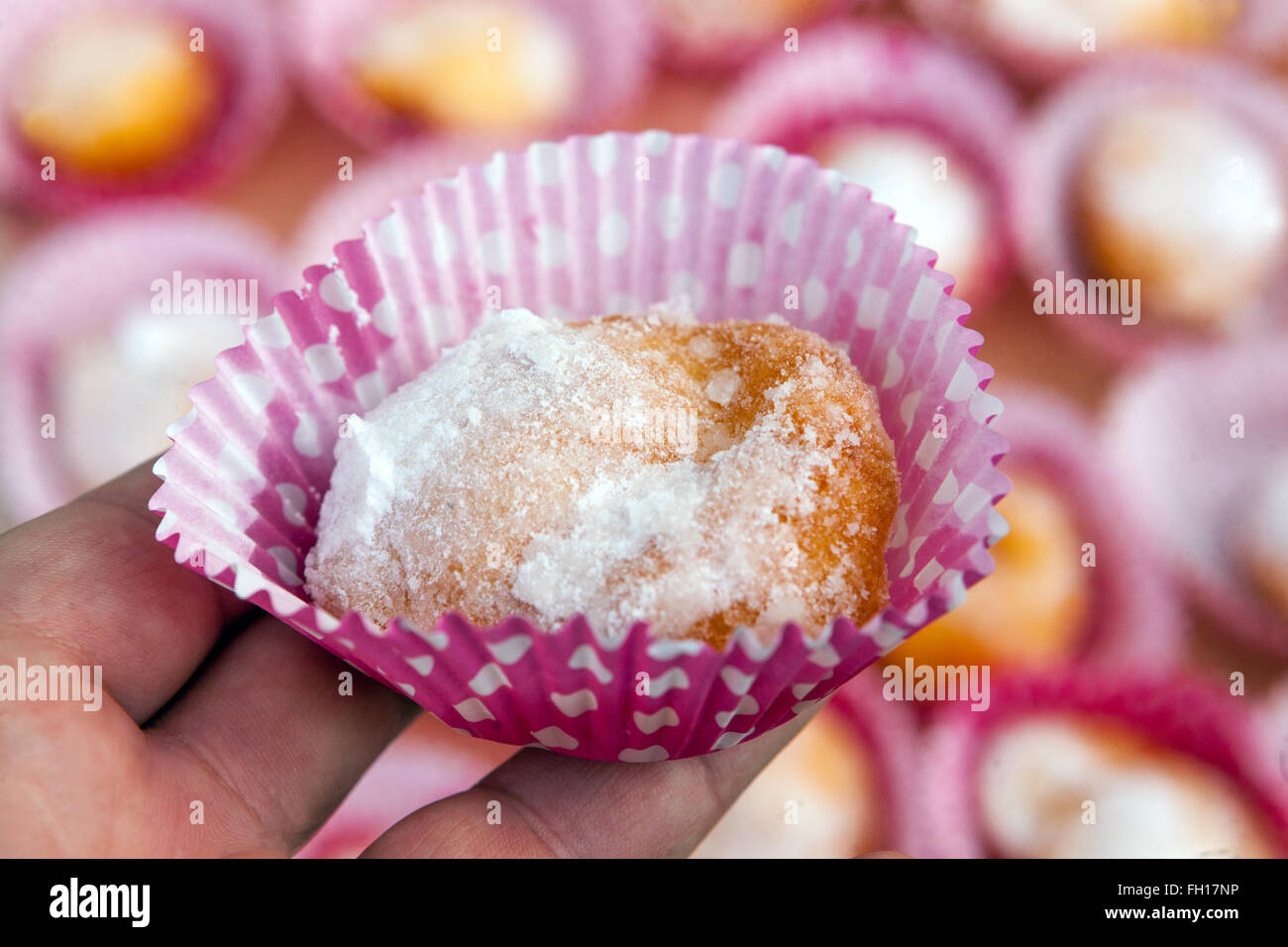 Tschechische hausgemachte süße kleine Krapfen in Papier-Fällen Stockfoto