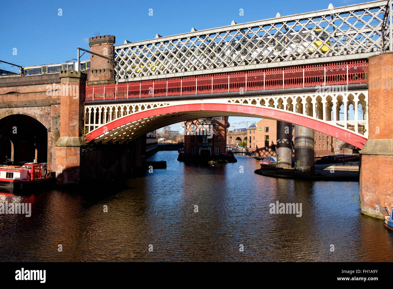 Manchester, UK - 15. Februar 2016: viktorianische Gusseisen Eisenbahn Viadukte über den Kanal-Becken im Castlefield Stockfoto