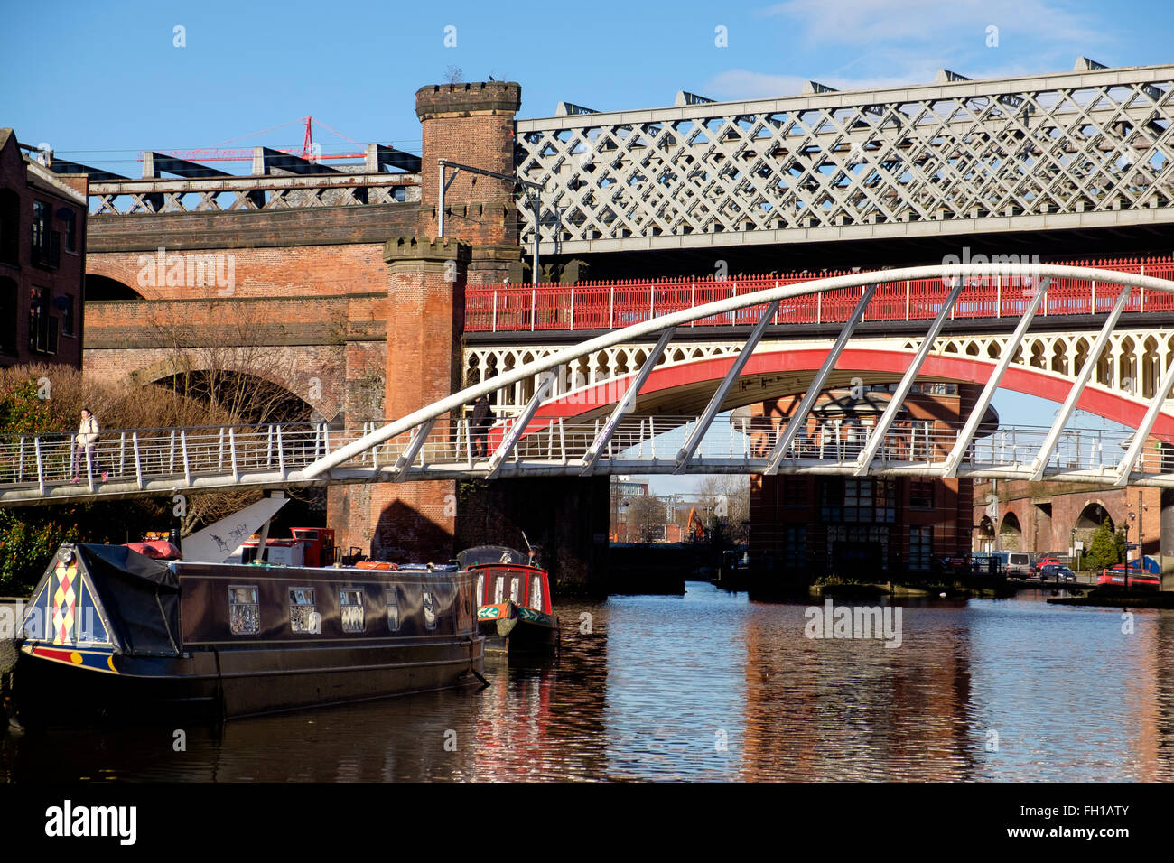 Manchester, UK - 15. Februar 2016: viktorianische Gusseisen Eisenbahn Viadukte über den Kanal-Becken in der Innenstadt Conservation Area Stockfoto