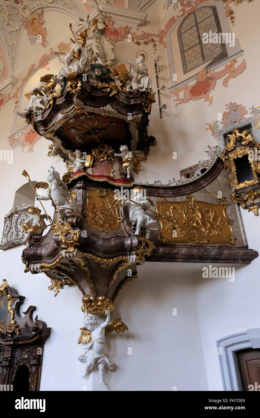 Die Kirche des Klosters Muennerstadt. Es ist ein Kloster der Augustiner. Um das Jahr 1230 wurde die befestigte Stadt Münnerstadt errichtet. Muennerstadt, Landkreis Bad Kissingen, Unterfranken, Bayern, Deutschland, Europa Datum: 12. Oktober 2015 Stockfoto