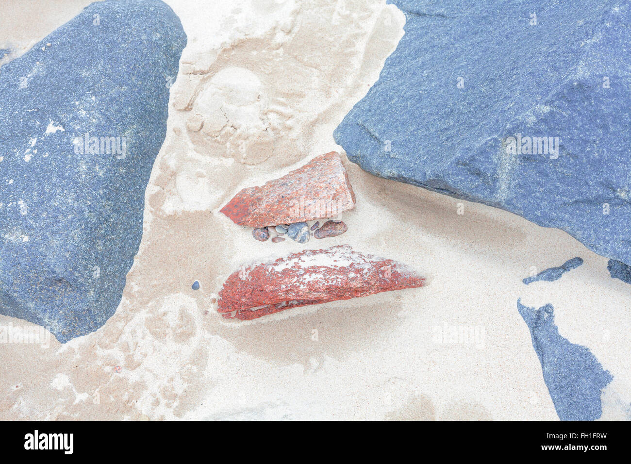 Felsen und Steinen auf Sand, abstrakte Natur Hintergrund. Stockfoto