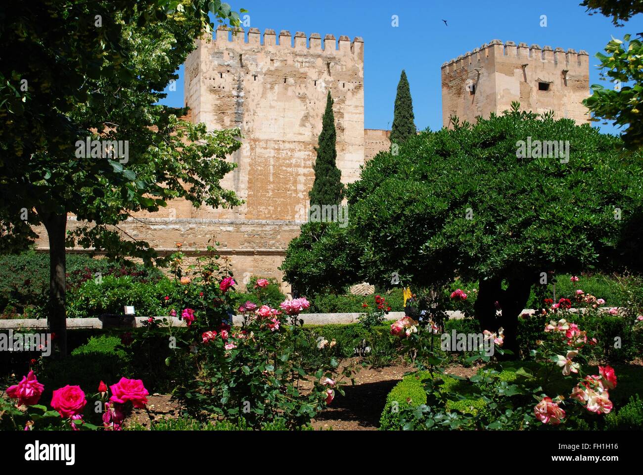 Zisterne-Gericht mit Torre Quebrada und Torre del Homenaje Burg Türme, Palast von Alhambra, Granada, Spanien. Stockfoto