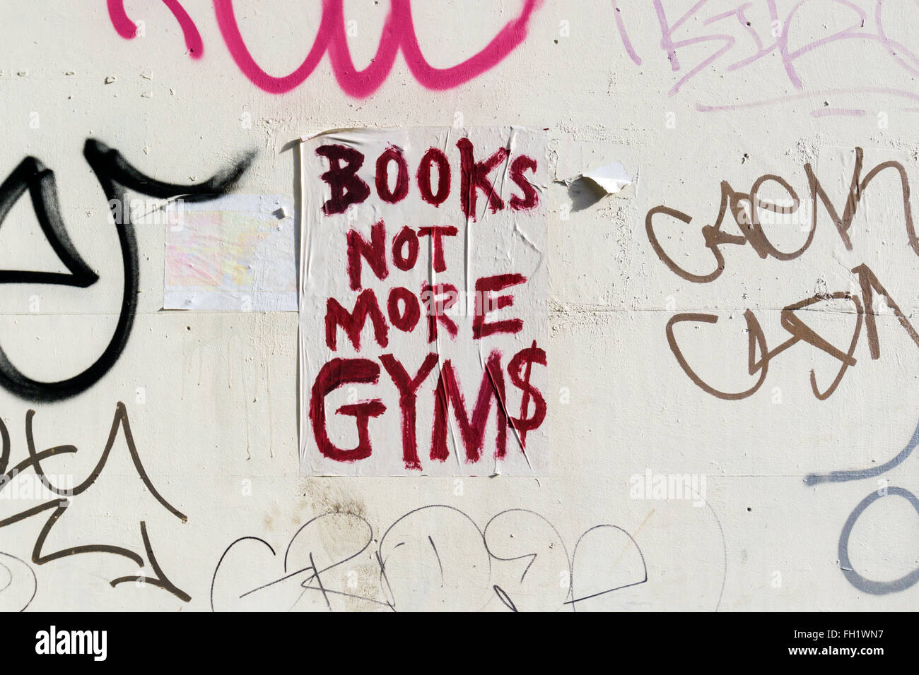 Bücher nicht mehr Fitnessstudios Graffiti in Brixton Protest gegen Gentrifizierung des Gebiets. Stockfoto