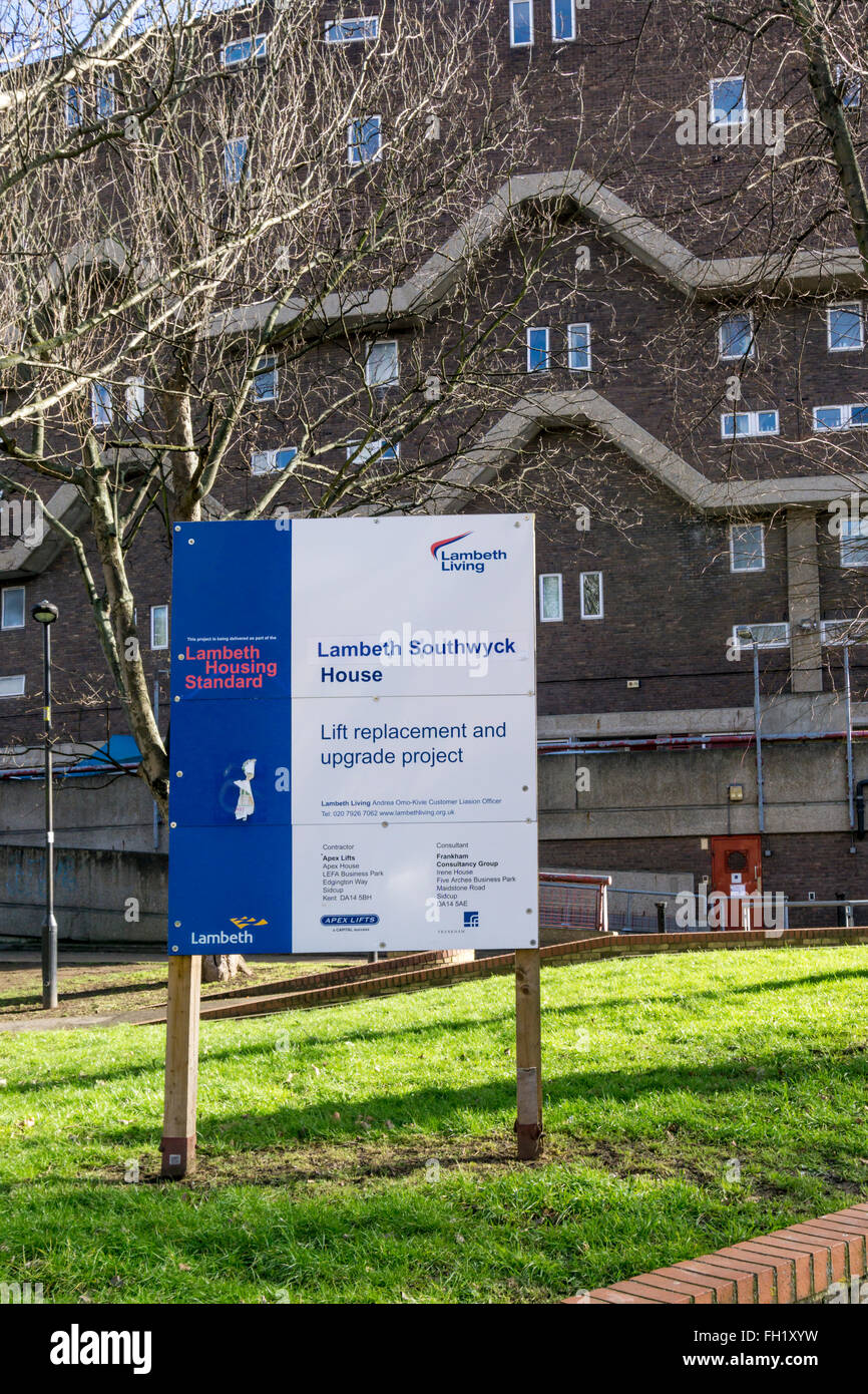 Zeichen hinsichtlich Ersatz zu heben und im Southwyck House, den Barriere-Block in Brixton aktualisieren. Stockfoto