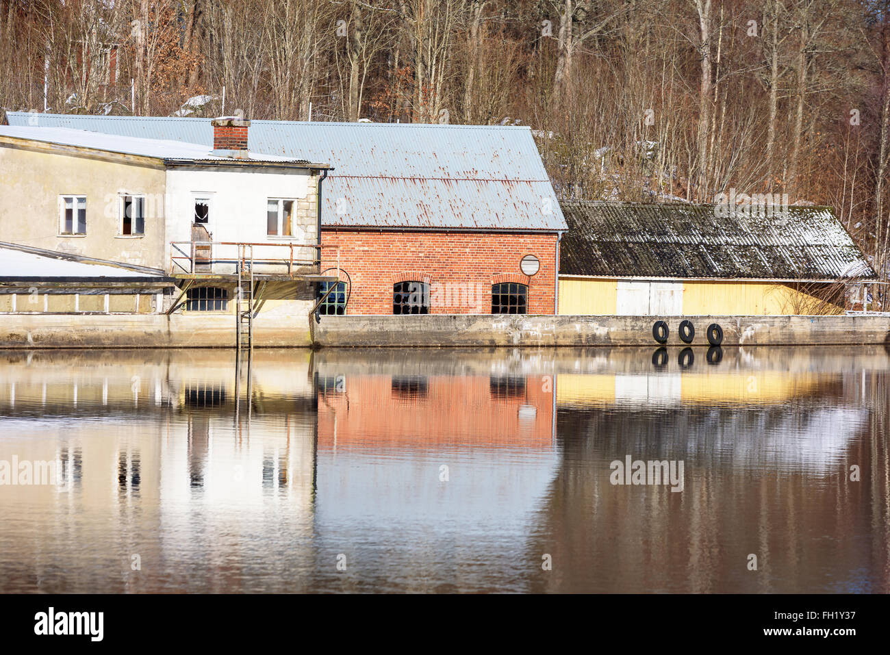 Verlassenen Industriegebäude in der Nähe des Morrumsan in Fridafors, Schweden. Die Gebäude fallen neben der Vernachlässigung einer Stockfoto