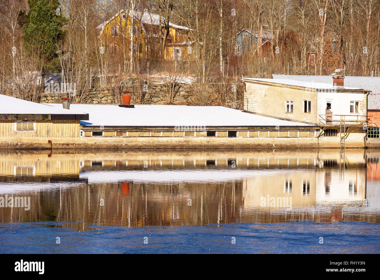 Verlassenen Industriegebäude in der Nähe des Morrumsan in Fridafors, Schweden. Die Gebäude fallen neben der Vernachlässigung einer Stockfoto