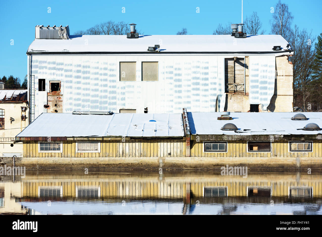 Verlassenen Industriegebäude in der Nähe des Morrumsan in Fridafors, Schweden. Die Gebäude fallen neben der Vernachlässigung einer Stockfoto