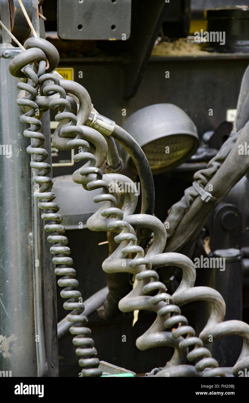 Kabel, Leitungen und Anschlüsse auf Straßenbelag Ausrüstung Stockfoto