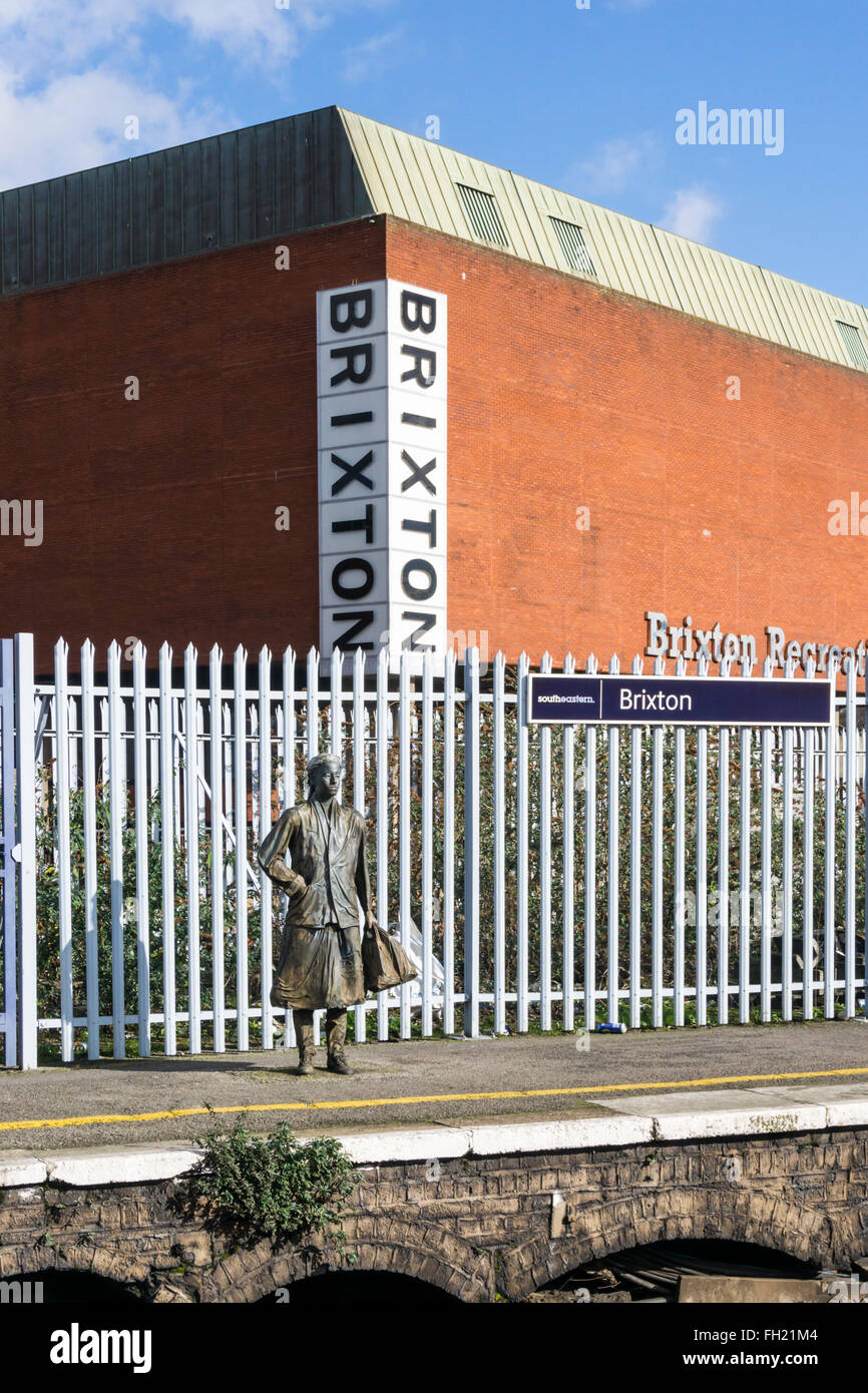 Statue der wartenden Fahrgast an Brixton entfernt. Plattformen Stück von Kevin Atherton, 1986. Brixton Recreation Center im Hintergrund Stockfoto