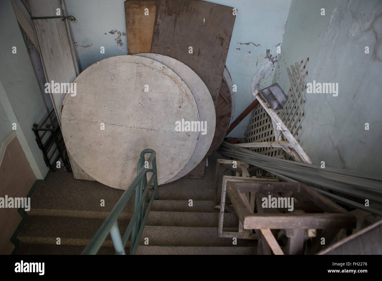 Alte Möbel und Krempel verursacht eine Behinderung der Notausgang eines Budget-Hotels auf den Philippinen. Stockfoto