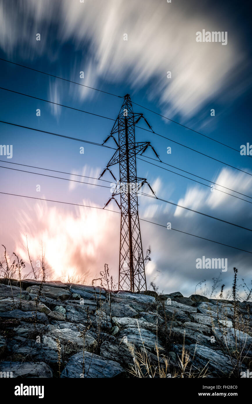 Der Mast der Stromnetze Langzeitbelichtung Fotografie Stockfoto