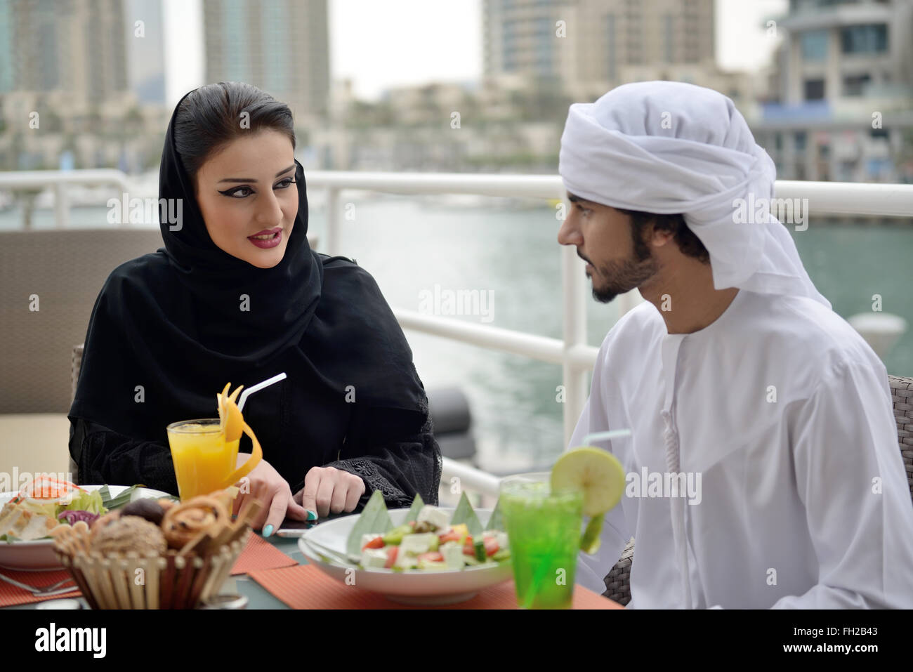 Junge Emiratis arabische paar Restaurants Stockfoto