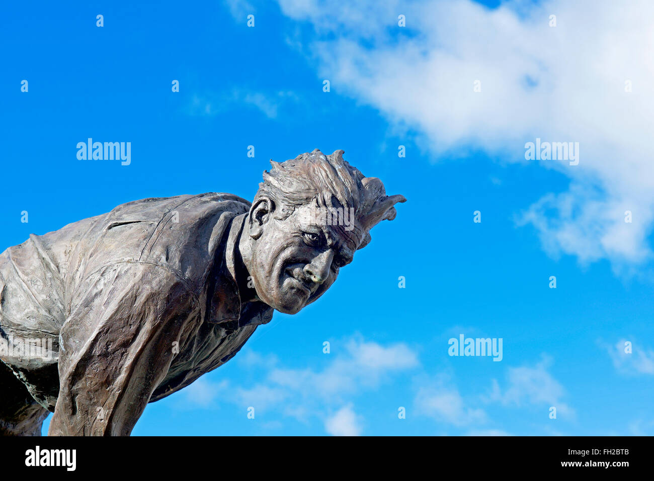 Statue von Yorkshire und England schnell Bowler, Fred Truman in Skipton, North Yorkshire, England UK Stockfoto