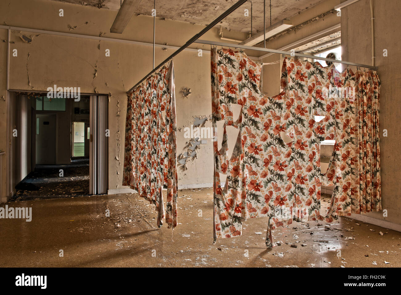 Die Überreste von Vorhängen in einem verlassenen Stationen in der jetzt geschlossenen königlichen Krankenhaus Haslar. Gosport, Hampshire, UK Stockfoto