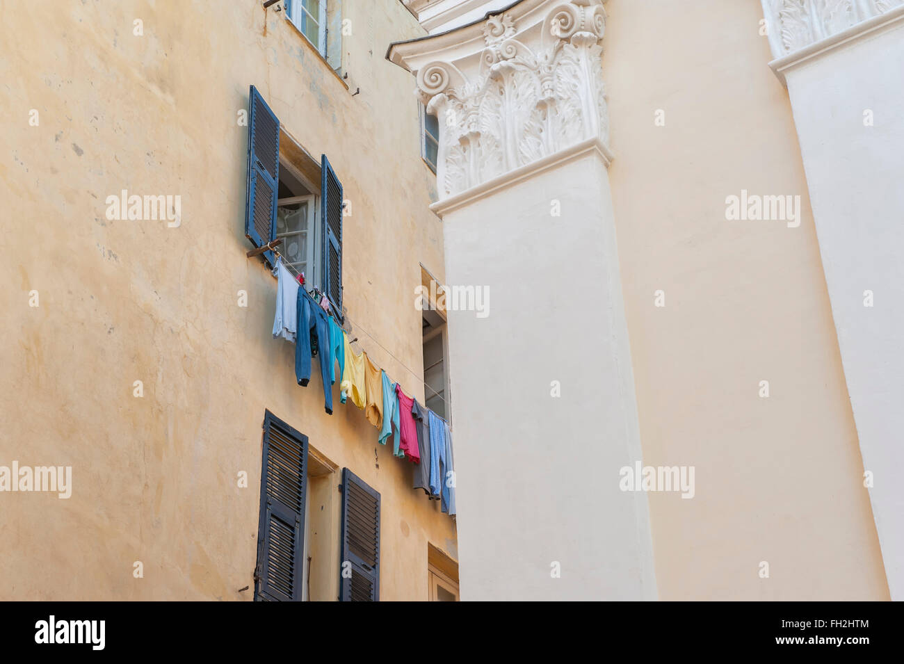 Eine Wäscheleine voll von bunten Kleidern. Bastia.Corsica. Frankreich Stockfoto