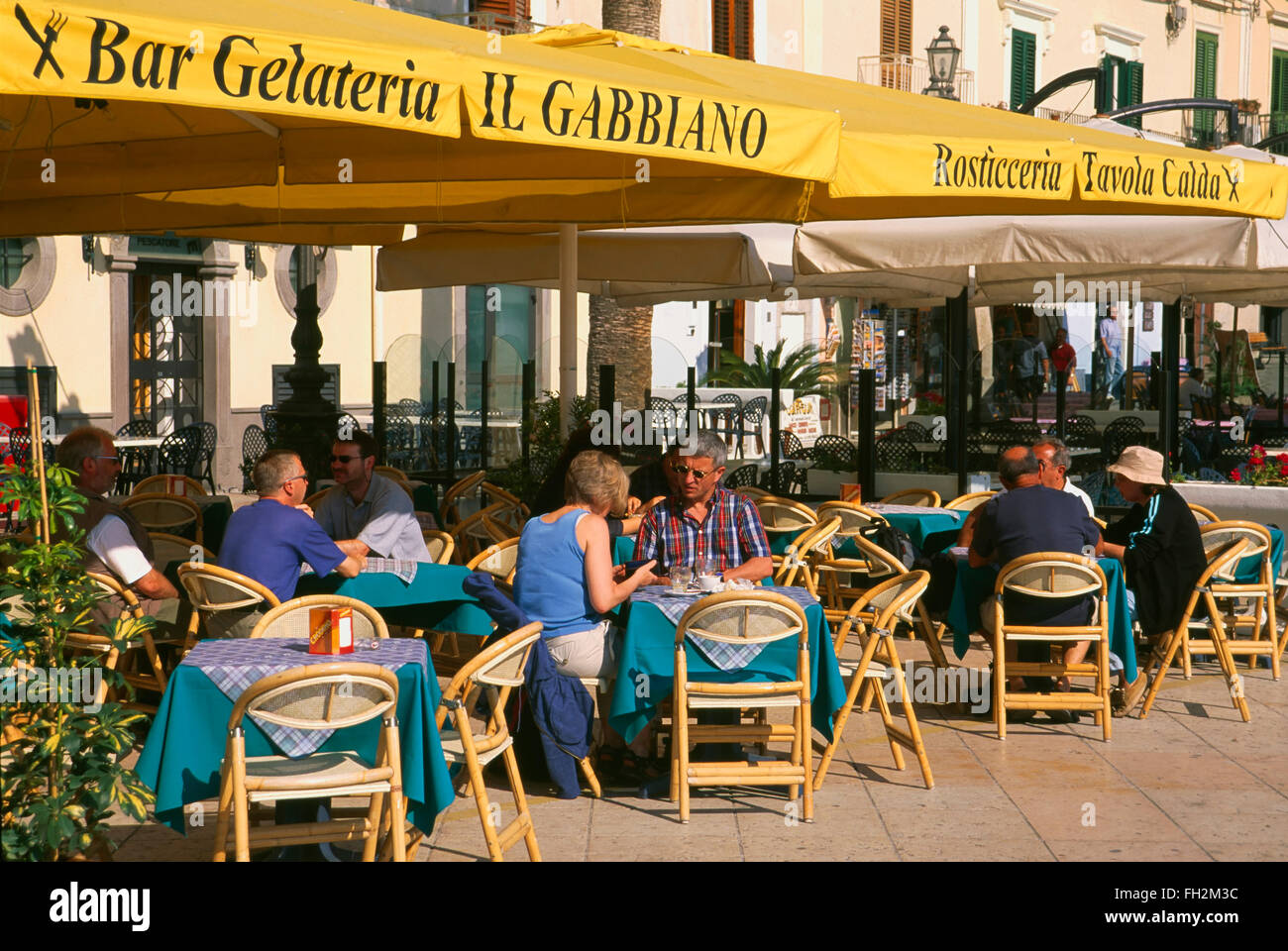 Insel Lipari, Restaurant an der Promenade der Äolischen Inseln, Sizilien, Italien, Europa Stockfoto