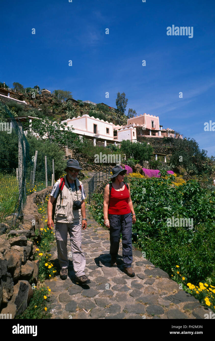 Insel Alicudi, Wanderer in Alicudi Porto, Äolischen Inseln, Sizilien, Italien, Europa Stockfoto