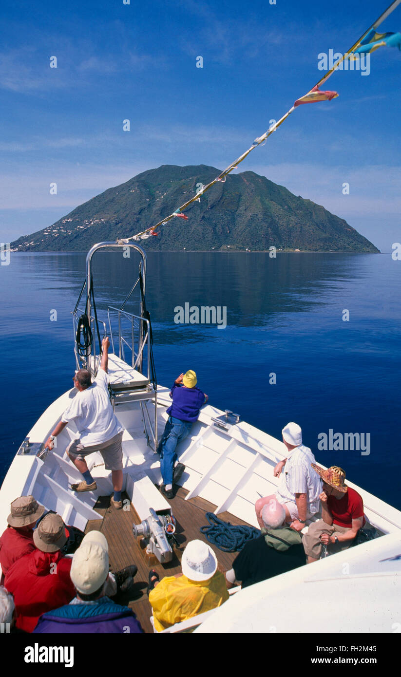 Touristischen Kreuzfahrtschiff in der Nähe von Insel Salina, Äolischen Inseln, Sizilien, Italien, Europa Stockfoto