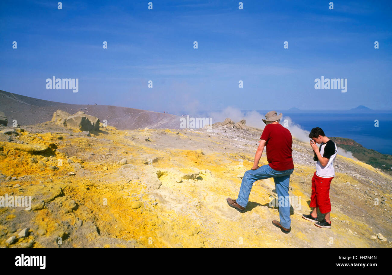 Vulcano Insel, Touristen auf Gran Cratere, Äolischen Inseln, Sizilien, Italien, Europa Stockfoto